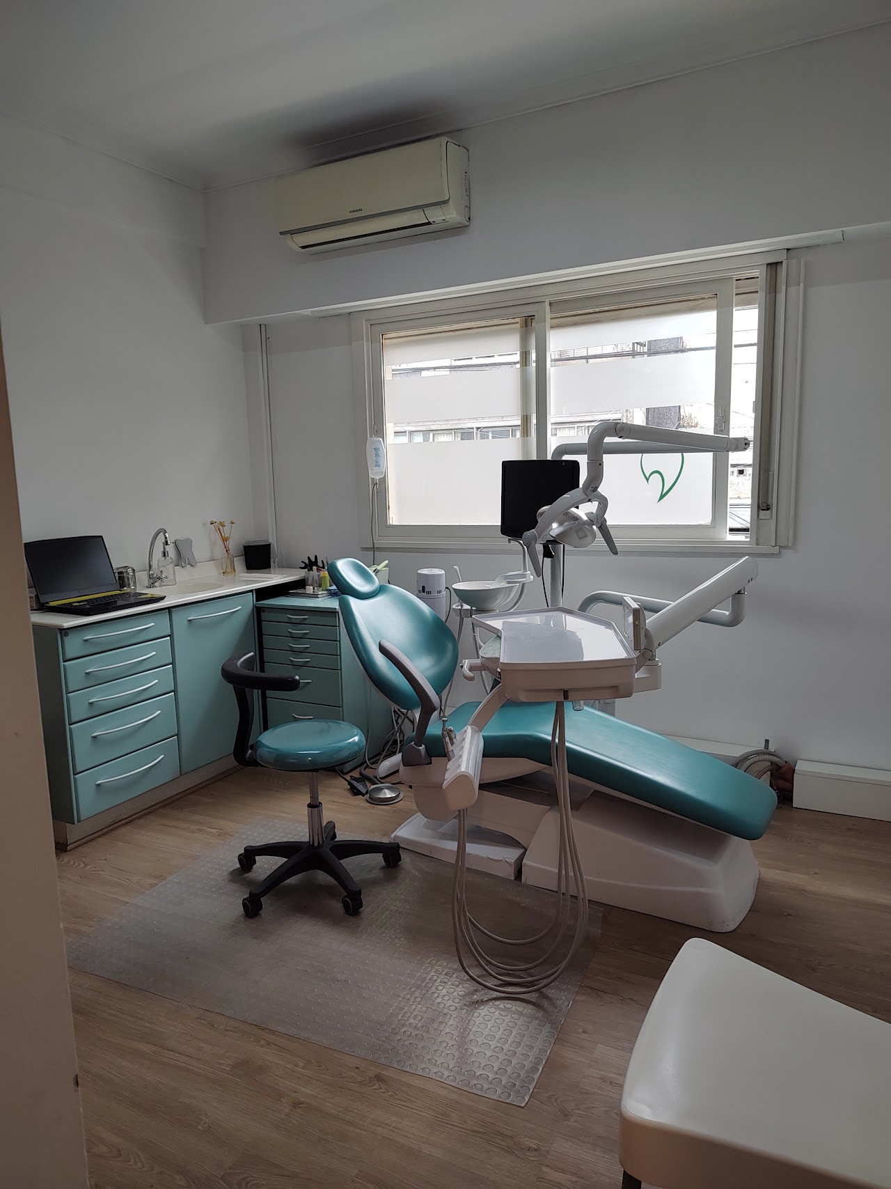 Gabinete odontológico Dental Lomas con sillón anatómico y sistema radiográfico digital