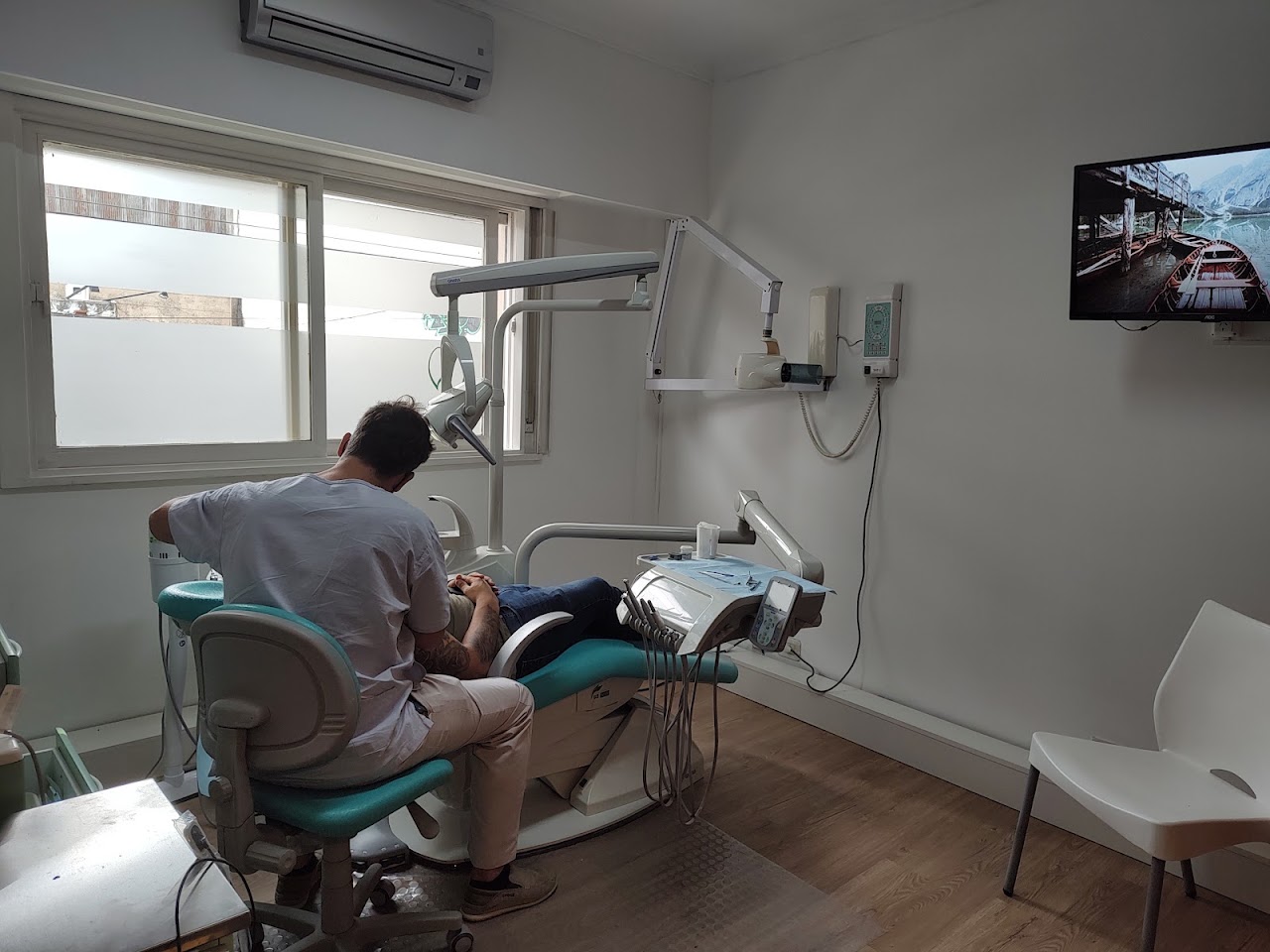 Recepción cálida y moderna sala de espera de la clínica Dental Lomas