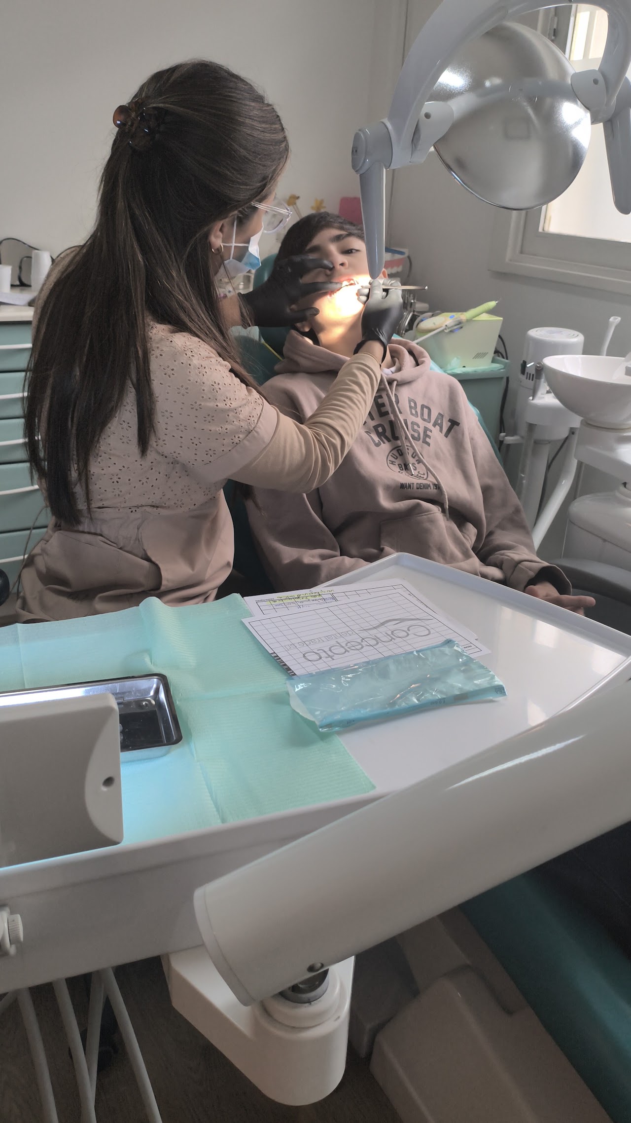 Profesionales de Dental Lomas atendiendo a un paciente